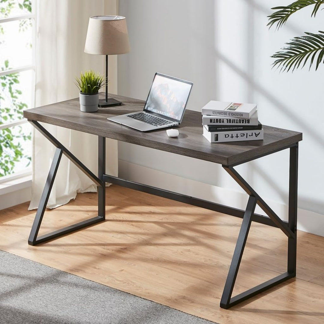 Stabiles Schreibtisch aus Holz fuer Homeoffice